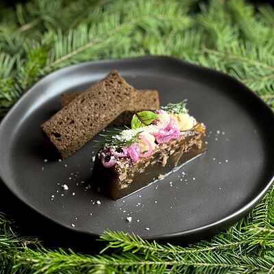 Холодец из лосятины с кремом из печёного чеснока в Нобель по цене 490 ₽