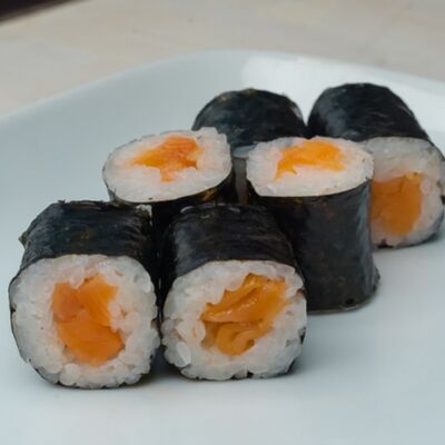 Маки роллы с лососем в За плетнём по цене 309 ₽