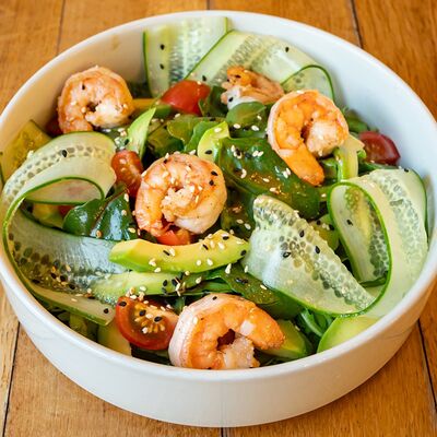 Салат с креветками и авокадо, под заправкой Цитрусовый терияки в BUENO cafe по цене 890 ₽
