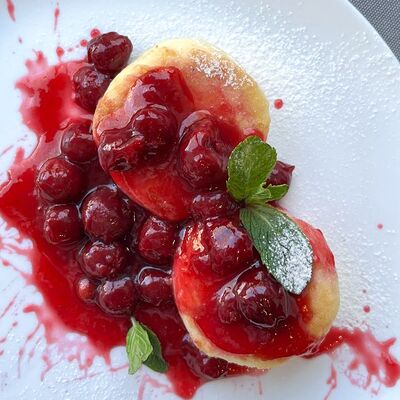 Сырники с вишневым соусомв Моё место по цене 325 ₽