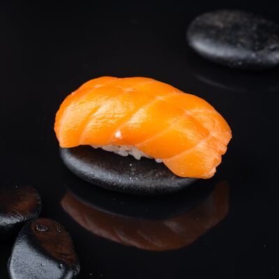 Суши с лососем в Татаки по цене 169 ₽