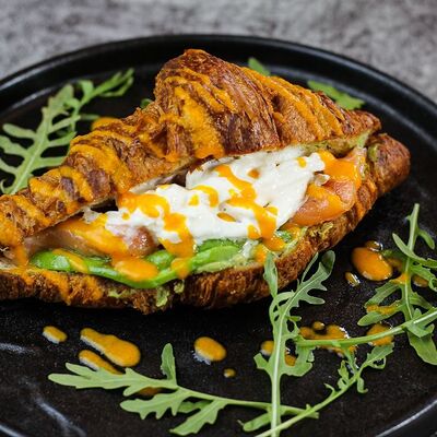 Круассан с форелью, рукколой и пряным кремом в MON PARIS по цене 650 ₽