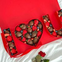 Клубника в шоколаде I Love You 25-30 ягод в Berry Present