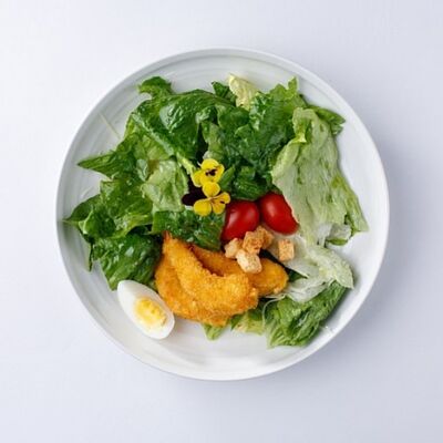 Салат Цезарь с креветкой в кляре в Japengo cafe по цене 530 ₽