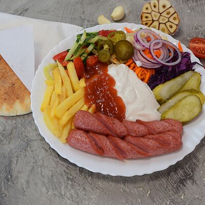 Хот-дог на тарелке в Шаверма у Васи по цене 482 ₽