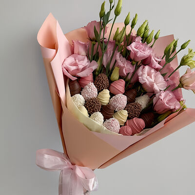 Букет с клубникой в шоколаде и цветами Анита в Клубника по цене 7990 ₽