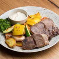 Говяжий язык с жаренными овощами в Лари