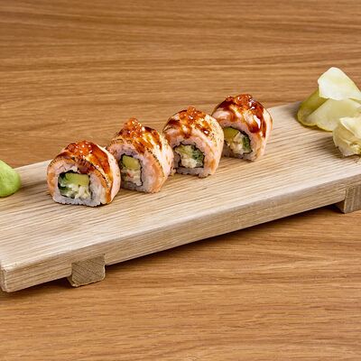 С крабом и обоженным лососем 4 шт в Клёво по цене 800 ₽