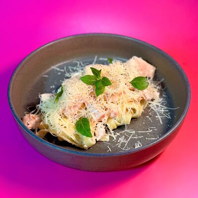 Фетучини альфредо с копченой курицей в ROOF по цене 670 ₽