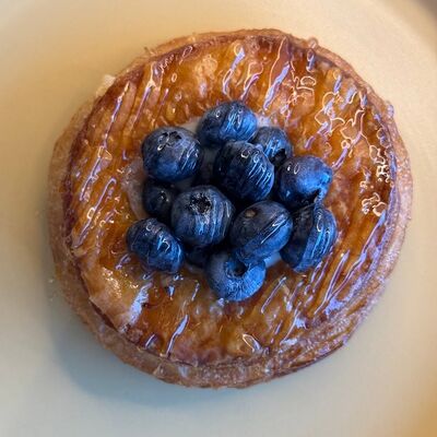 Даниш с ягодой в Zanoza Kруассантерия по цене 350 ₽