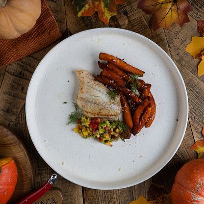 Филе трески с бататом и сальсой из манго в La Vaca по цене 780 ₽