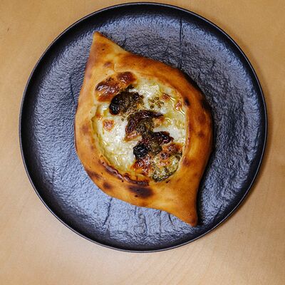 Хачапури аджарский с вялеными томатами и соусом песто в Бебо по цене 520 ₽