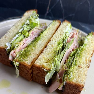 Сэндвич Бриошь, мортаделла, песто в Вино и булки по цене 550 ₽