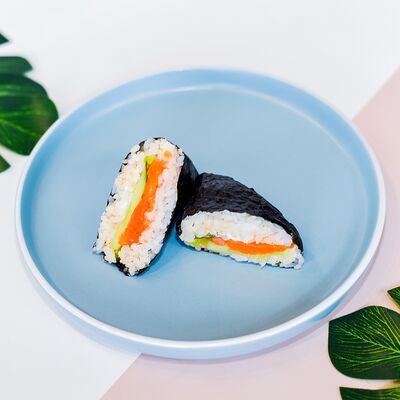 Онигири с лососем в Pokemania по цене 389 ₽