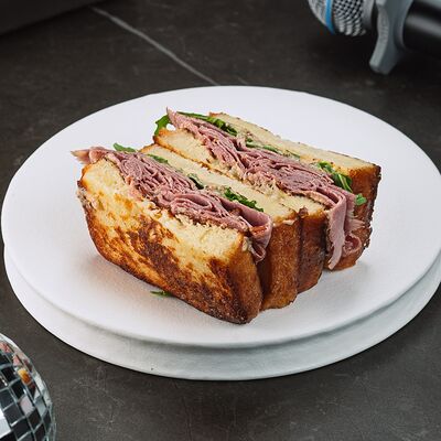 Сэндвич с пастрами из говядины на молочной бриоши в Интонация по цене 860 ₽