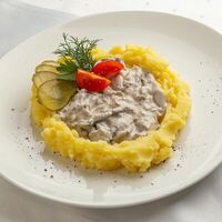 Говядина по-строгановски с картофельным пюре в Троицкий