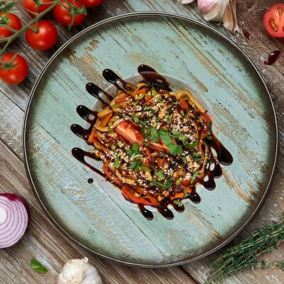 Wok с курицей в соусе терияки в Luna Urban по цене 740 ₽