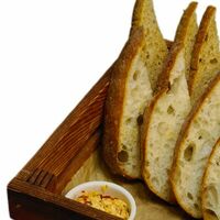 Хлебная корзина чиабатта с маслом в Марбелья