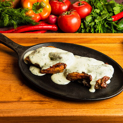 Цыпленок шкмерулив сливочном соусе в Чичилаки по цене 1050 ₽