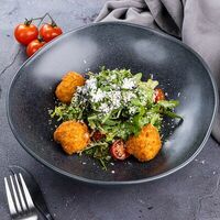 Салат с хрустящей моцареллой в Encore Cafe