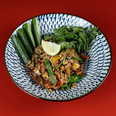 Жареный рис с овощами и арахисомв Pong по цене 690 ₽