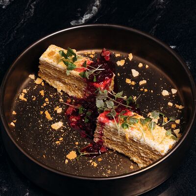 Медовик с клюквенным компоте в Look lounge по цене 440 ₽