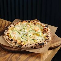 Пицца с креветками и цукини в Мона