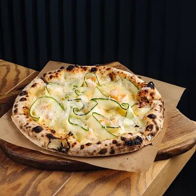 Пицца с креветками и цукини в Мона по цене 900 ₽