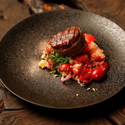 Медальон из говядины с салатом из томатов в Культура бар по цене 1150 ₽