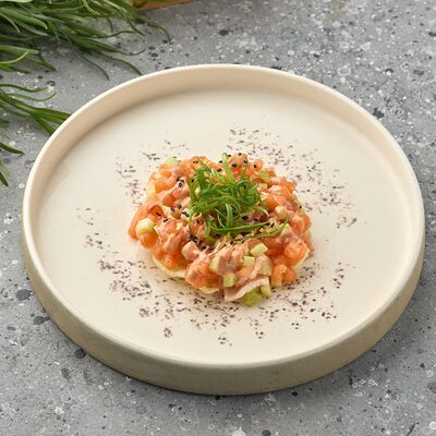 Тартар из лосося со спайси-соусом на чипсах из креветок в Double по цене 790