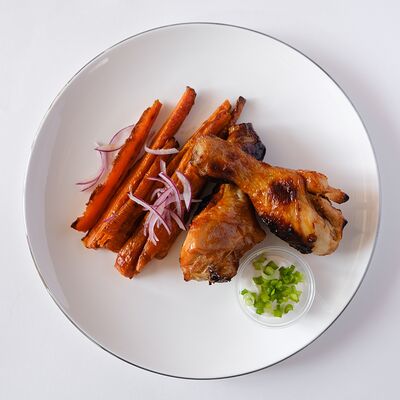 Куриные ножки с соусом и гарниром в Уже готово по цене 245 ₽