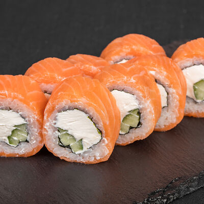 Ролл Филадельфия с огурцом в Отличные Суши по цене 939 ₽