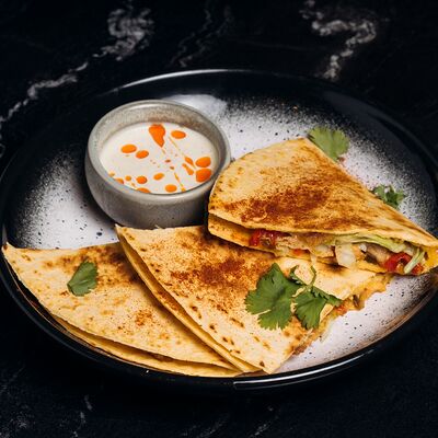 Кеса с цыпленком в Look lounge по цене 410 ₽