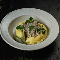 Бефстроганов из говядины с картофельным пюрев Камелот