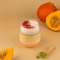 Матча-латте пряная тыква с земляникой в Пекарня Буханка