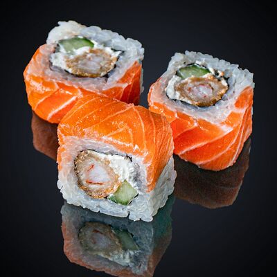 Опаленный лосось с королевской креветкой в Уми Суши по цене 820 ₽