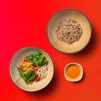 Вок с курицей, гречневой соба и соусом том ям в VASILCHUKI Chaihona №1 по цене 410