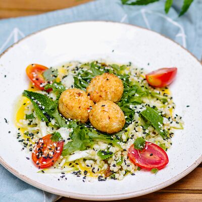 Салат с птитимом и фишболами в Кардамон по цене 600 ₽