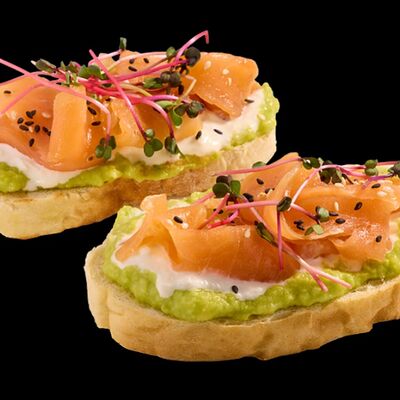 Брускетта с семгой и гуакамоле в Августин по цене 490 ₽