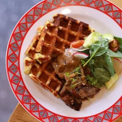 Картофельные вафли с домашней бужениной, яйцом пашот и салатом в Тарелочки по цене 890 ₽