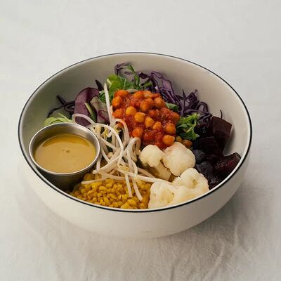 Овощной боул с миксом-салата, нутом и карри соусомв Сivil по цене 570 ₽