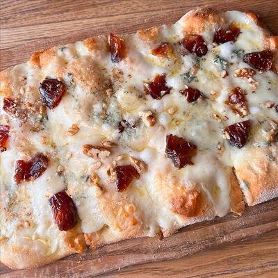 С финиками и сыром с голубой плесенью в У БЕЛЛУЧЧИ круче по цене 845 ₽