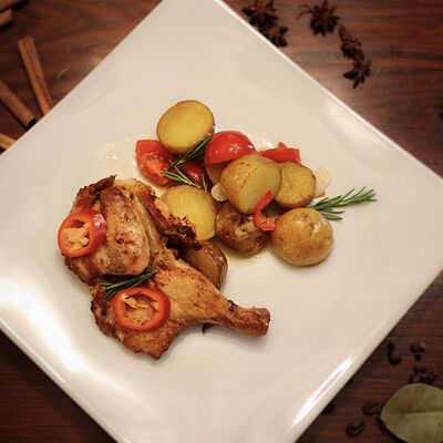 Цыпленок огненный с картофелем беби в Рембрандт по цене 550 ₽