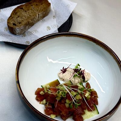 Тартар из тунца с яровой чиабаттой в Гоголь по цене 790 ₽