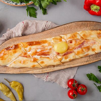 Пиде с копчёной грудинкой и яйцом в Куркума по цене 830 ₽