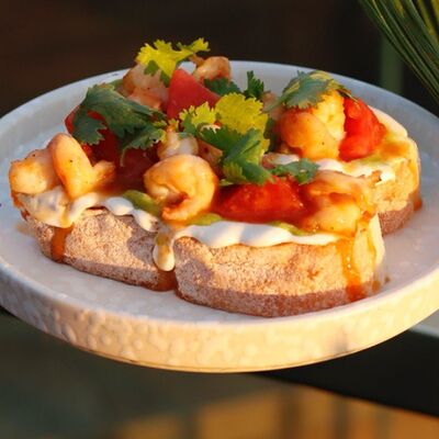 Брускетта с креветкой в Крабы кебабы по цене 950 ₽