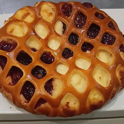 Пирог творог/малина в Настоящая пекарня по цене 450 ₽