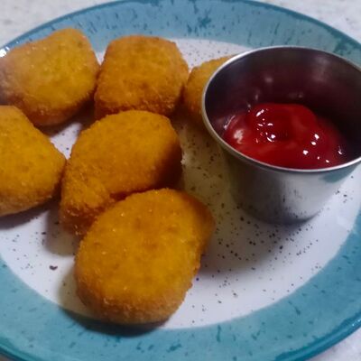 Куриные наггетсы с кетчупом в Оазис кафе по цене 390 ₽