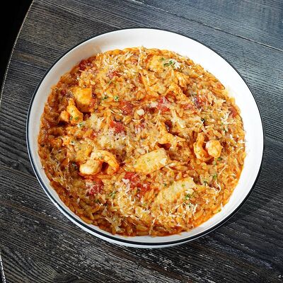 Орзо с креветкой, кальмаром и соусом Биск в Гости, бистро по цене 760 ₽