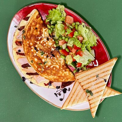 Омлет с курицей, моцареллой и вялеными томатами в Морошка по цене 690 ₽